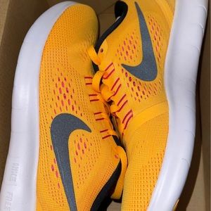 Womens Nike free rn
